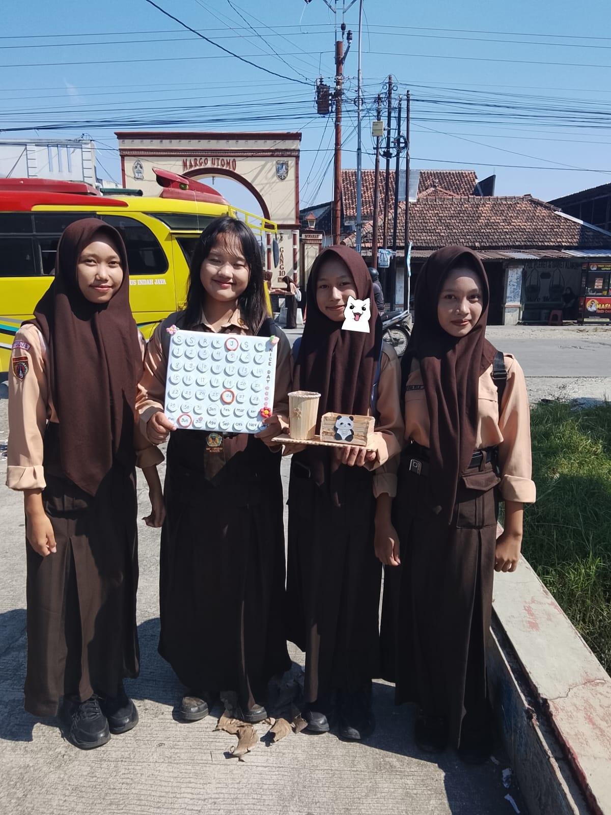 tempat pensil dari stik bekas eskrim, kalender dari kardus+tutup botol